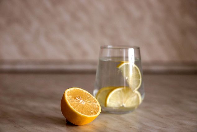 Ausreichendes Trinken wie
        Mineralwasser mit Zitrone ist in der heißen Jahreszeit besonders
        wichtig.