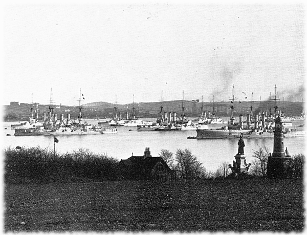 Kriegsflotte auf Reede vor Holtenau