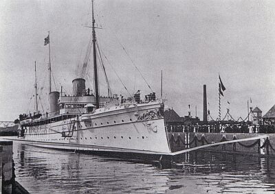 SMY Hohenzollern in der Schleuse