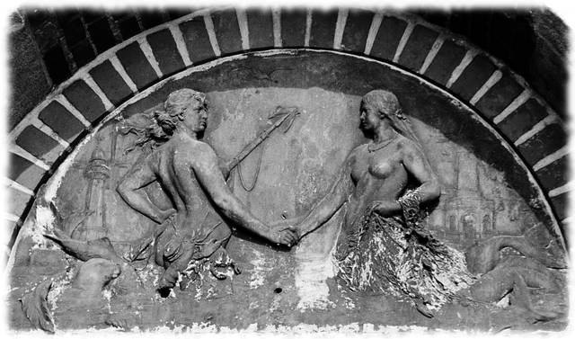 Relief der beiden Meerjungfrauen