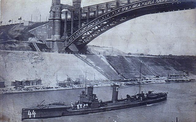 Torpedoboot unter der Levensauer Hochbrücke 1914