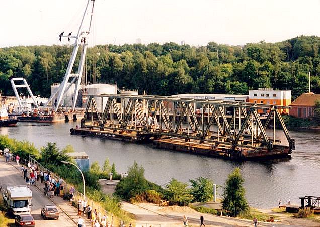 Abriß der
        Prinz-Heinrich-Brücke