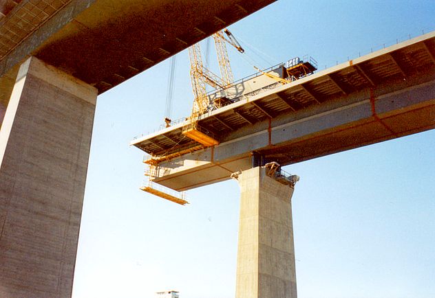 Bau der neuen
        Prinz-Heinrich-Brücke