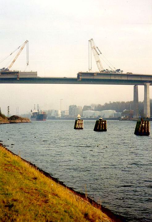 Bau der neuen
        Prinz-Heinrich-Brücke