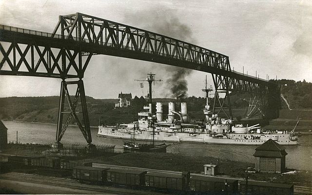 Linienschiff unter
        der Prinz-Heinrich-Brücke