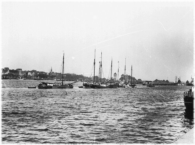 Segelschleppverband vor den Schleusen