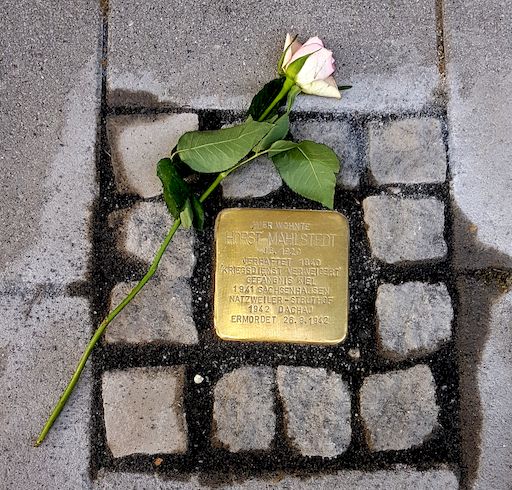 Abb.: Stolperstein
        vor dem Haus Kanalstraße Nr. 41.