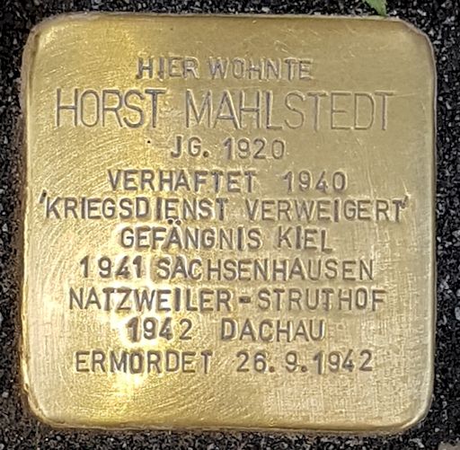 Abb.: Stolperstein
        vor dem Haus Kanalstraße Nr. 41.